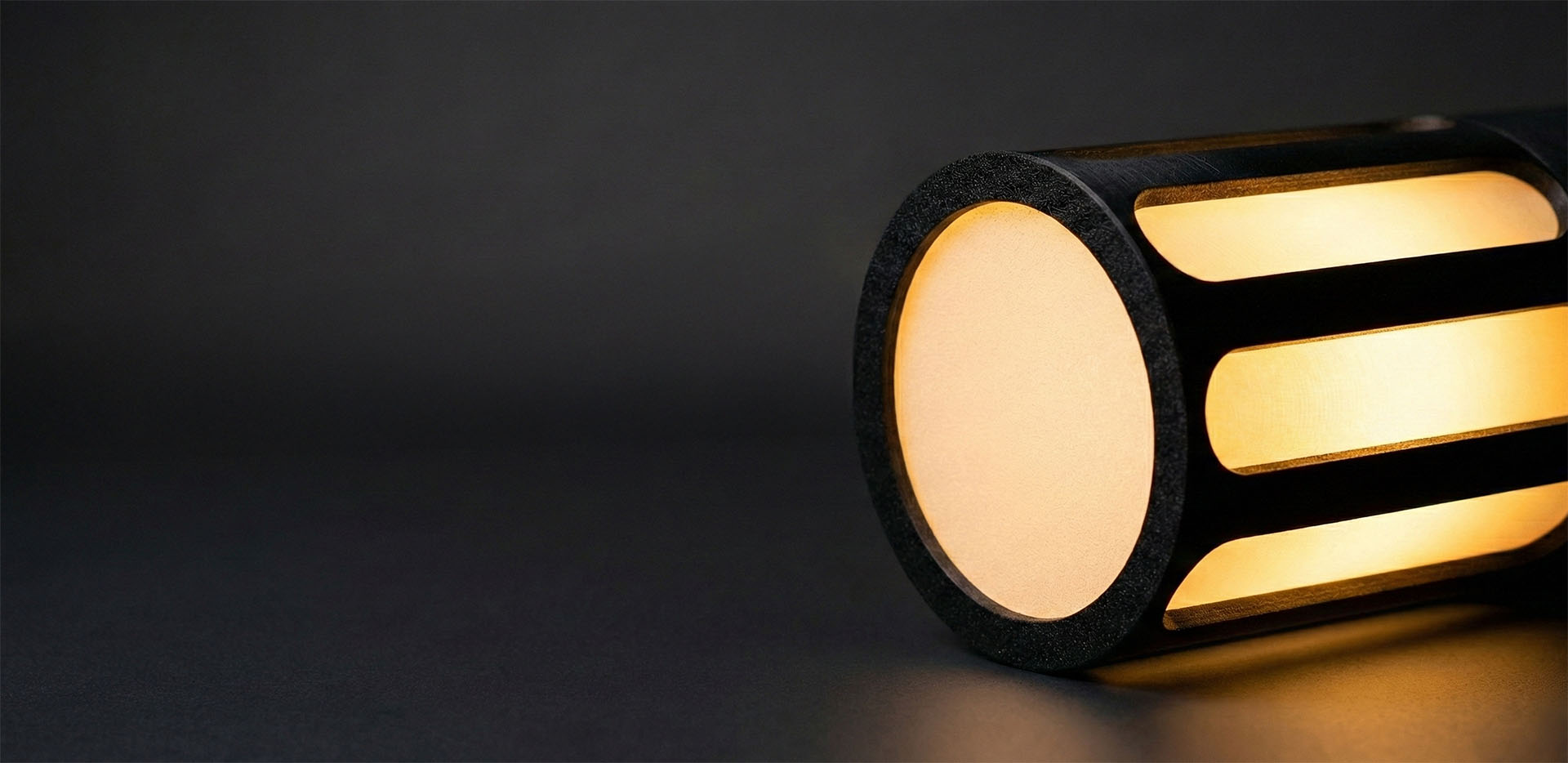 Czarna lampa industrialna Noir w kształcie kapsuły w nowoczesnej aranżacji biurowej.