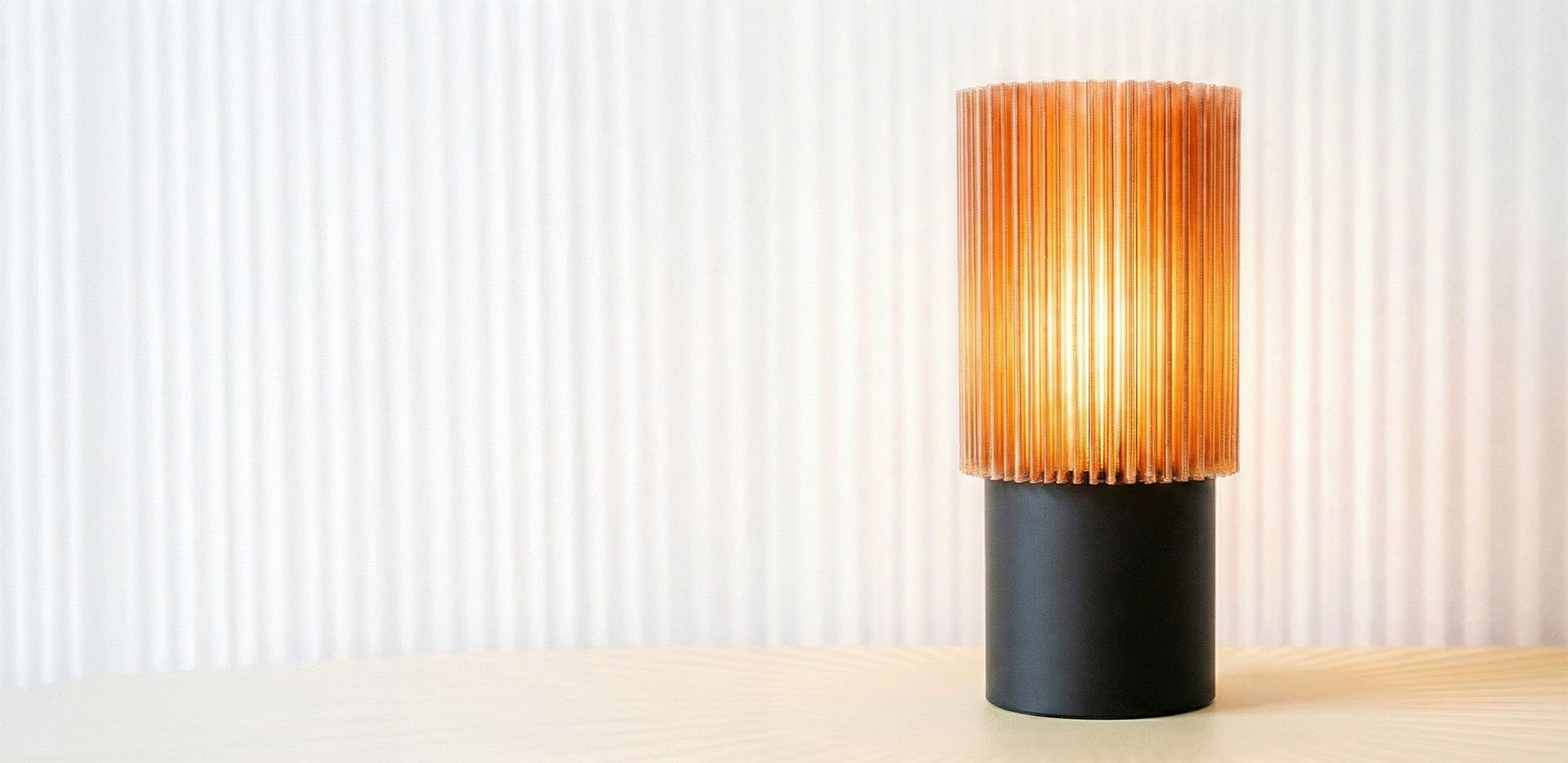 Bursztynowa lampa nastrojowa Solis emitująca ciepłe światło w przytulnej sypialni.